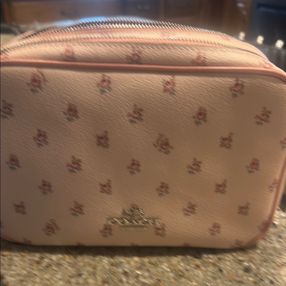 Coach pink crossbody purse great condition.